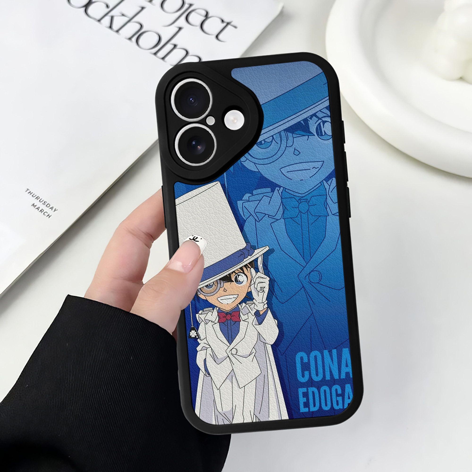 （画像用） 名探偵コナン Detective Conan 【iPhone 16シリーズ対応】シリコンスマホケース（レザー調） 材質：シリコン